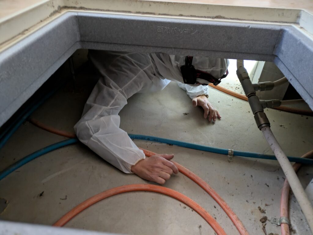 住宅診断中の写真