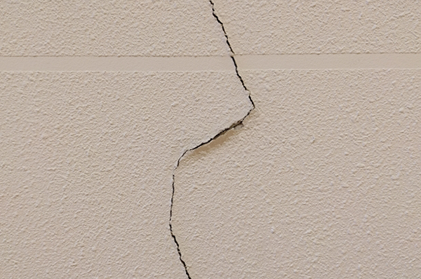 住宅診断を開始します。建物外部から見ていきます。