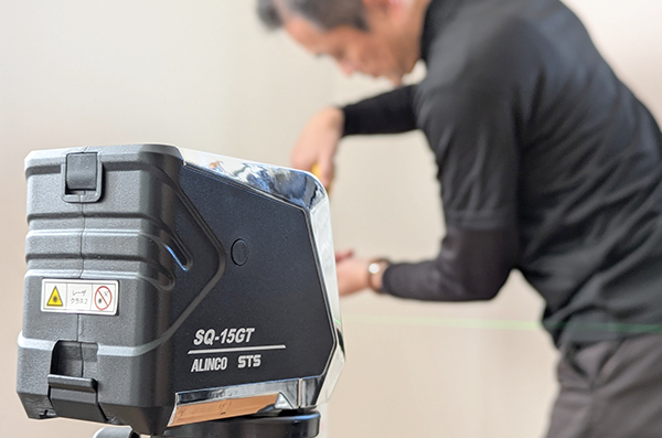 水平器やレーザー機器などを用いて、建物の傾きや不陸を計測します。