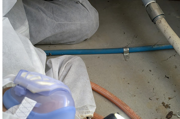 床下に進入し、住宅診断を行います。