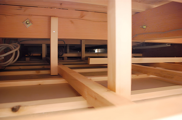 屋根裏に侵入し、住宅診断を行います。